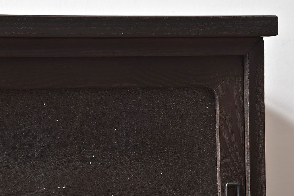 レトロ家具　和製アンティーク　前面ケヤキ材　レトロな雰囲気漂う脚付きローボード(キャビネット、収納棚、テレビボード)