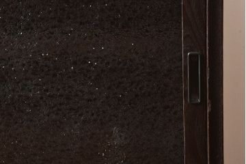 レトロ家具　和製アンティーク　前面ケヤキ材　レトロな雰囲気漂う脚付きローボード(キャビネット、収納棚、テレビボード)