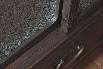 レトロ家具　和製アンティーク　前面ケヤキ材　レトロな雰囲気漂う脚付きローボード(キャビネット、収納棚、テレビボード)