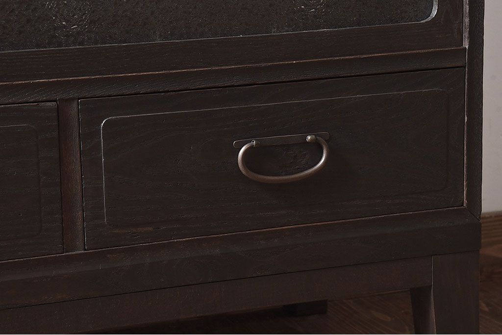 レトロ家具　和製アンティーク　前面ケヤキ材　レトロな雰囲気漂う脚付きローボード(キャビネット、収納棚、テレビボード)