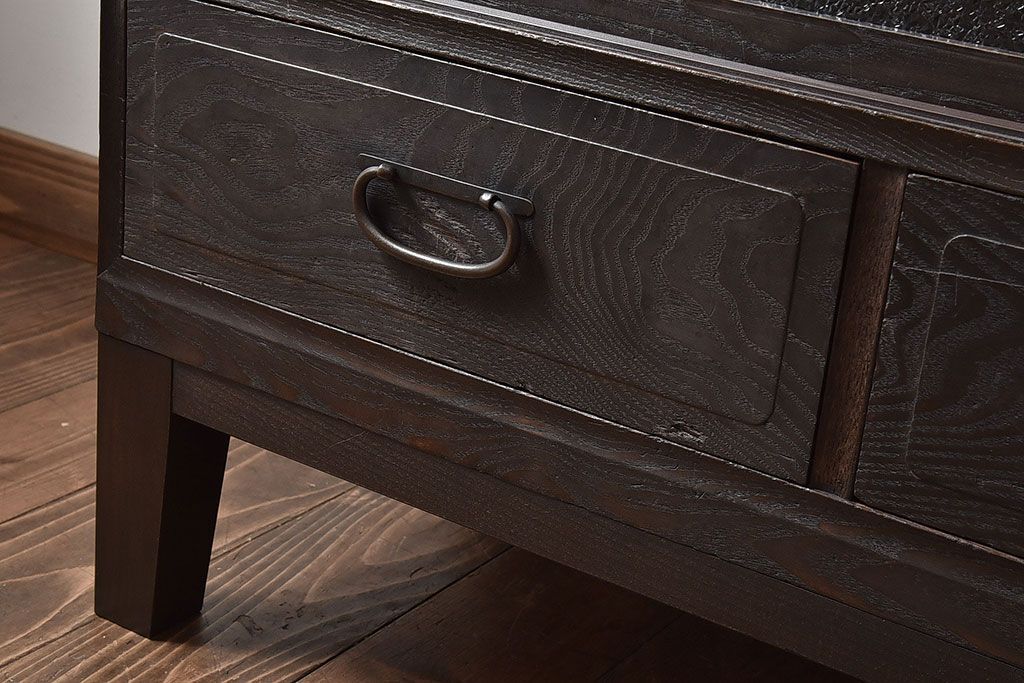 レトロ家具　和製アンティーク　前面ケヤキ材　レトロな雰囲気漂う脚付きローボード(キャビネット、収納棚、テレビボード)