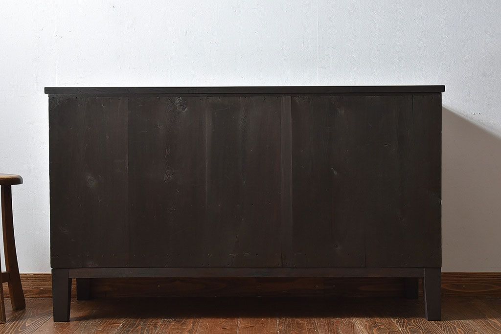 レトロ家具　和製アンティーク　前面ケヤキ材　レトロな雰囲気漂う脚付きローボード(キャビネット、収納棚、テレビボード)