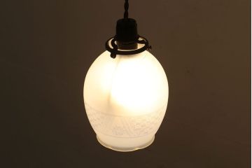 【O様ご成約済み】和製アンティーク　オパールガラス　つぼみのような形のシェード(天井照明、ペンダントライト)
