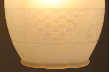 【O様ご成約済み】和製アンティーク　オパールガラス　つぼみのような形のシェード(天井照明、ペンダントライト)