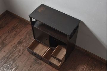 アンティーク家具　和製アンティーク　透かしが印象的な小振りの茶棚(収納棚、飾り棚、キャビネット)