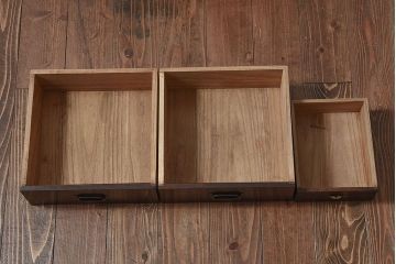 アンティーク家具　和製アンティーク　透かしが印象的な小振りの茶棚(収納棚、飾り棚、キャビネット)