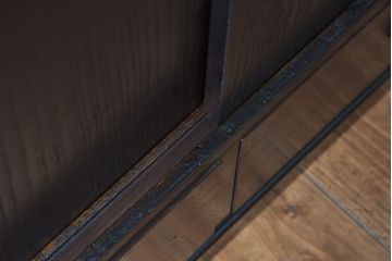 アンティーク家具　和製アンティーク　透かしが印象的な小振りの茶棚(収納棚、飾り棚、キャビネット)