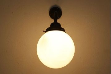 アンティーク雑貨　和製アンティーク　丸いフォルムが愛らしいウォールランプ(壁掛け照明)