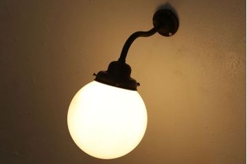 アンティーク雑貨　和製アンティーク　丸いフォルムが愛らしいウォールランプ(壁掛け照明)