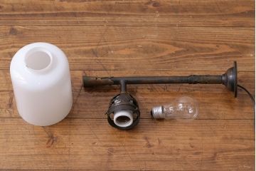 アンティーク雑貨　大正ロマン　凝った意匠が目を惹くアンティークウォールランプ(壁掛け照明)