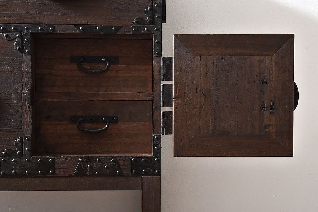 アンティーク家具　和製アンティーク　和モダンな時代箪笥サイドボード(脚付きチェスト、衣装箪笥)