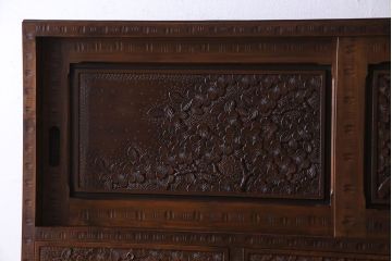 中古　伝統工芸　軽井沢彫り　高級感あふれる大振りな衣装箪笥(収納棚、洋服タンス)
