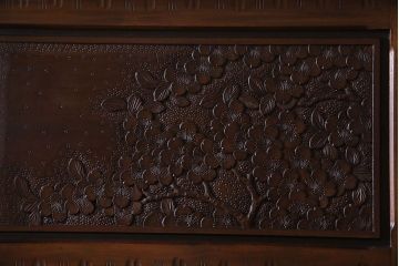 中古　伝統工芸　軽井沢彫り　高級感あふれる大振りな衣装箪笥(収納棚、洋服タンス)