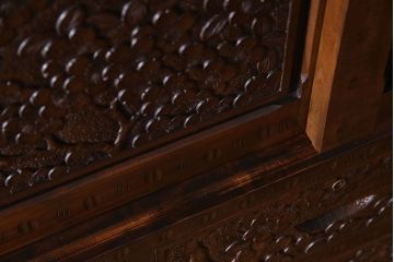 中古　伝統工芸　軽井沢彫り　高級感あふれる大振りな衣装箪笥(収納棚、洋服タンス)