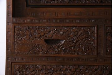 中古　伝統工芸　軽井沢彫り　高級感あふれる大振りな衣装箪笥(収納棚、洋服タンス)