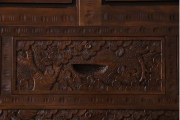 中古　伝統工芸　軽井沢彫り　高級感あふれる大振りな衣装箪笥(収納棚、洋服タンス)