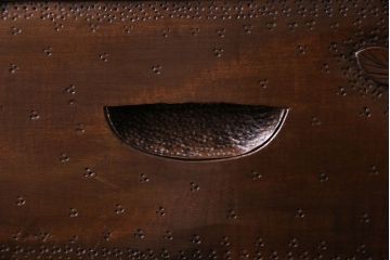 中古　伝統工芸　軽井沢彫り　高級感あふれる大振りな衣装箪笥(収納棚、洋服タンス)