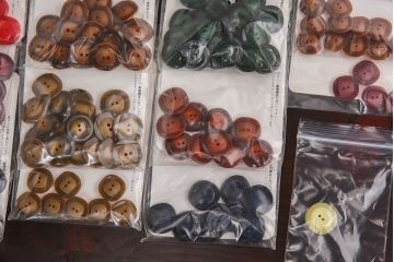 アンティーク雑貨　ビンテージ　ビターな色合いの古いボタンセット