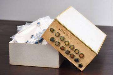 アンティーク雑貨　ビンテージ　花形　古いボタン13色セット