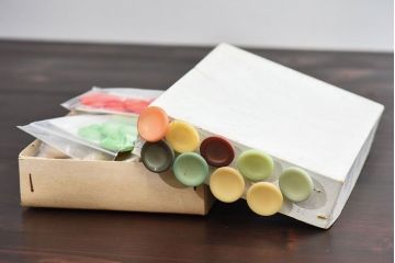 アンティーク雑貨　ビンテージ　カラフルな古いボタン9色セット