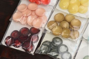 アンティーク雑貨　ビンテージ　カラフルな古いボタン9色セット