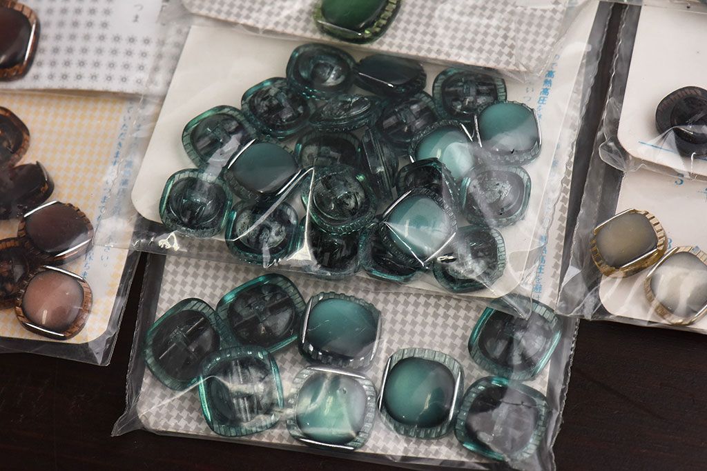 アンティーク雑貨　ビンテージ　レトロモダンなカラーの古いボタンセット