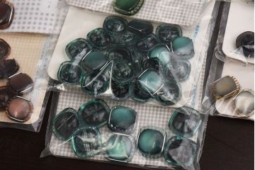 アンティーク雑貨　ビンテージ　レトロモダンなカラーの古いボタンセット