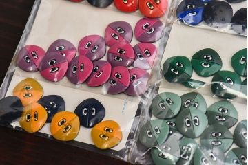 アンティーク雑貨　ビンテージ　バイカラーがお洒落な古いボタンセット