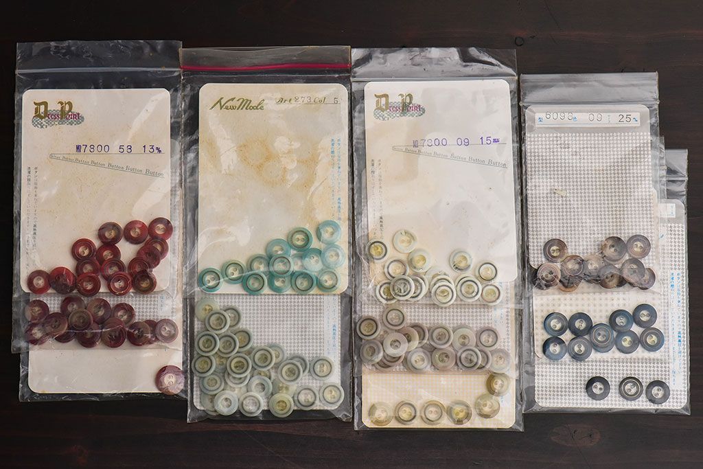 アンティーク雑貨　シックなデザインのビンテージボタンセット