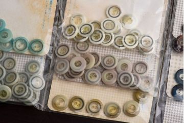 アンティーク雑貨　シックなデザインのビンテージボタンセット