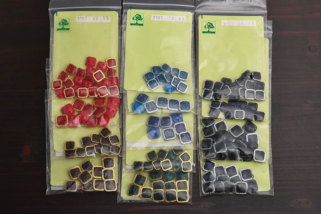 アンティーク雑貨　シックで上品なデザインのビンテージボタンセット(1)