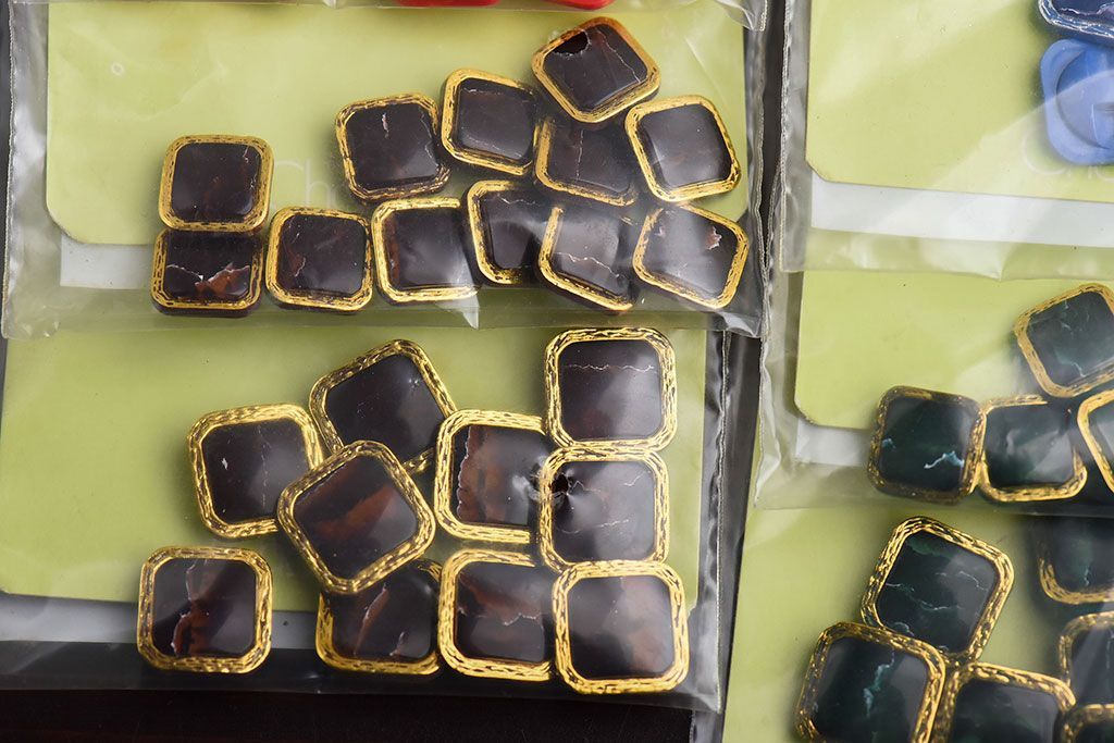 アンティーク雑貨　シックで上品なデザインのビンテージボタンセット(1)