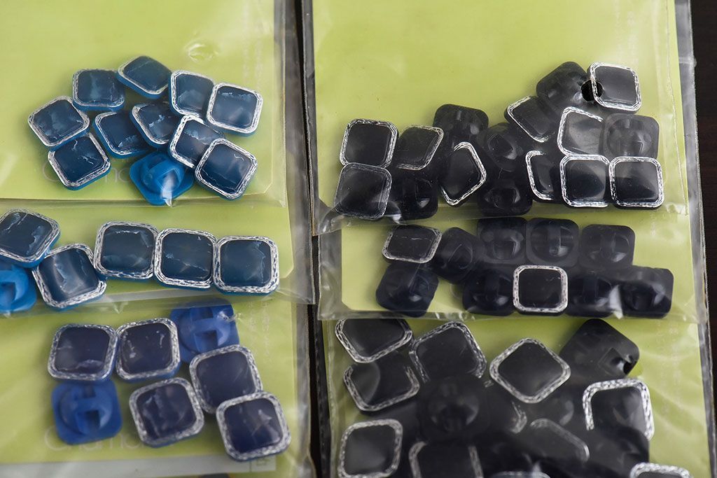 アンティーク雑貨　シックで上品なデザインのビンテージボタンセット(1)