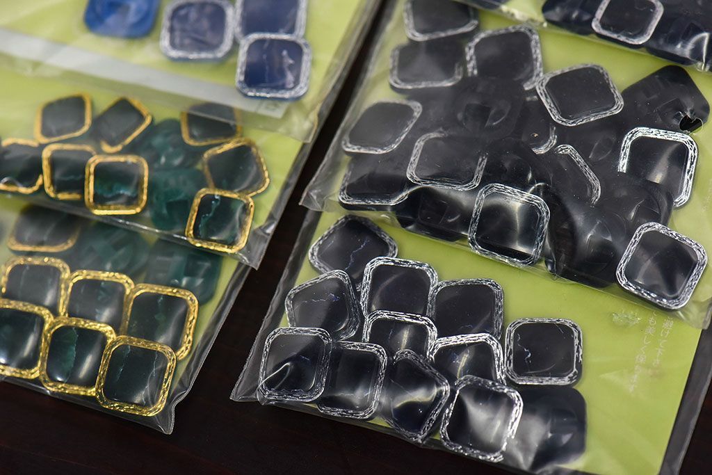 アンティーク雑貨　シックで上品なデザインのビンテージボタンセット(1)