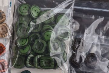 アンティーク雑貨　木製風のお洒落なビンテージボタンセット