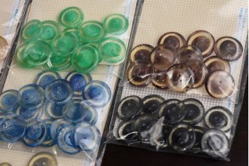 アンティーク雑貨　ポップなカラーが可愛らしいビンテージボタンセット