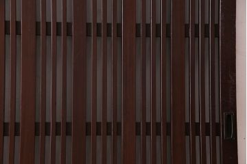 和製アンティーク　ヒノキ材　モダンなデザインの格子戸(蔵戸、引き戸、建具、玄関戸)