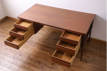 北欧家具　デンマーク製　チーク材　大振りなビンテージデスク(ワークデスク、在宅ワーク、在宅用、両袖机)
