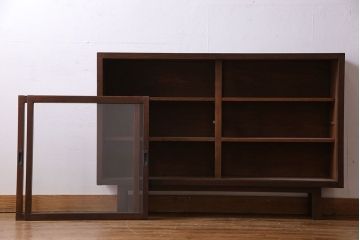 レトロ家具　昭和レトロ　脚付き!薄型のガラス戸棚(収納棚、飾り棚)
