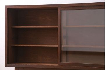 レトロ家具　昭和レトロ　脚付き!薄型のガラス戸棚(収納棚、飾り棚)