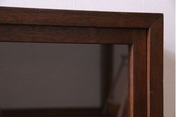 レトロ家具　昭和レトロ　脚付き!薄型のガラス戸棚(収納棚、飾り棚)