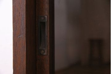 レトロ家具　昭和レトロ　脚付き!薄型のガラス戸棚(収納棚、飾り棚)