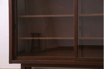 レトロ家具　昭和レトロ　脚付き!薄型のガラス戸棚(収納棚、飾り棚)