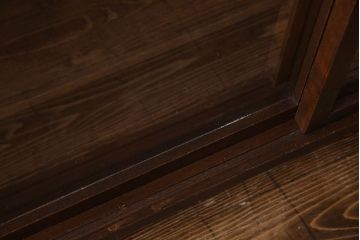レトロ家具　昭和レトロ　脚付き!薄型のガラス戸棚(収納棚、飾り棚)