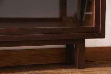 レトロ家具　昭和レトロ　脚付き!薄型のガラス戸棚(収納棚、飾り棚)
