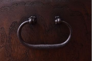 アンティーク雑貨　和製アンティーク　箱付　深みのある色合いが魅力的な刳り貫き桐火鉢(木製火鉢、桐火桶、鉢  カバー)