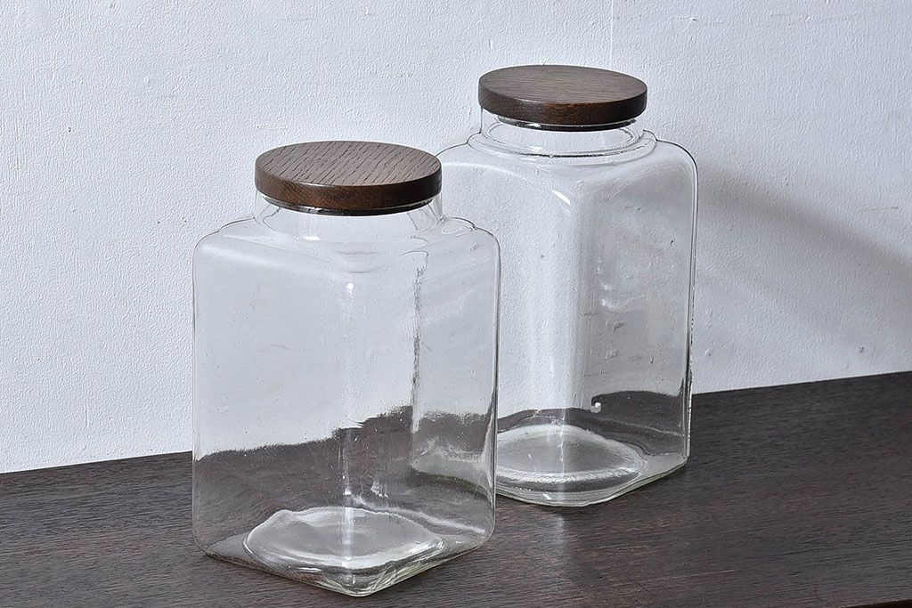 アンティーク雑貨　和製アンティーク　木製の蓋が魅力的なガラスビン(ガラス瓶、角瓶)2個セット