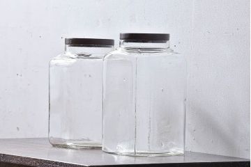 アンティーク雑貨　和製アンティーク　木製の蓋が魅力的なガラスビン(ガラス瓶、角瓶)2個セット