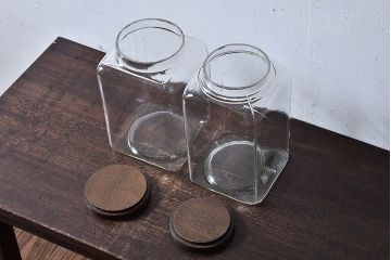 アンティーク雑貨　和製アンティーク　木製の蓋が魅力的なガラスビン(ガラス瓶、角瓶)2個セット