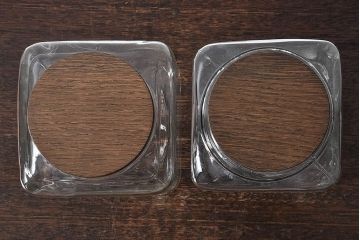 アンティーク雑貨　和製アンティーク　木製の蓋が魅力的なガラスビン(ガラス瓶、角瓶)2個セット